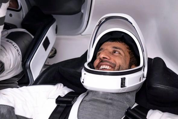 لحظة وصول رائد الفضاء سلطان النيادي إلى الأرض (فيديو)