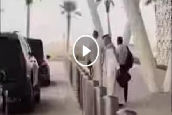 اتفرج.. كاميرا مراقبة ترصد كريستيانو رونالدو وهو يفعل شيئاًً صادم في أحد شوارع الرياض (فيديو)