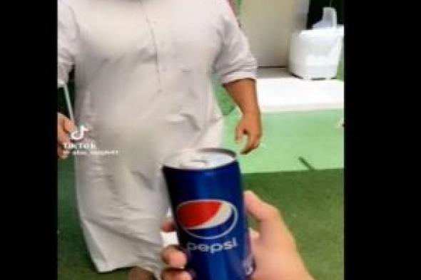 سعودي يحصل على شهره كبيرة بسرعة البرق بسبب فتح علب البيبسي بطريقة غريبة.. اتفرج الفيديو