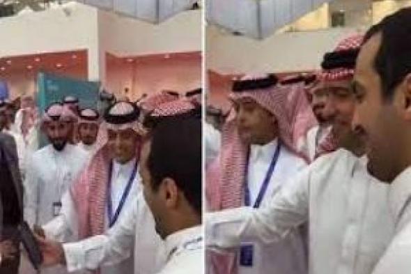 بالفيديو: وزير سعودي يطلب استخدام الفلتر مع شاب طلب منه تصوير سلفي