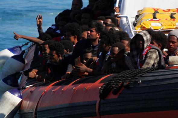 البحرية السنغالية تعترض قاربين يحملان 272 مهاجرًا