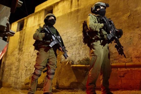 مقاطع فيديو وصور تثير جدلا: الجيش الإسرائيلي يجرد معتقلين فلسطينيين من ملابسهم