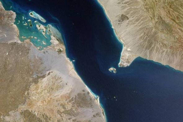 مصدر يمني يؤكد لـ"الخليج 365" احتراق أجزاء من السفينة المستهدفة في البحر الأحمر