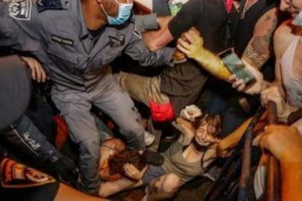 اشتباكات عنيفة بين الشرطة الإسرائيلية ومتظاهرين في تل أبيب| شاهد