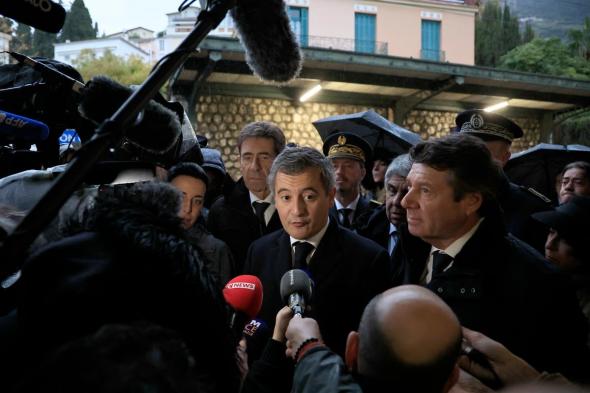 وزير الداخلية الفرنسي يستنكر إلقاء رأس خنزير أمام مسجد