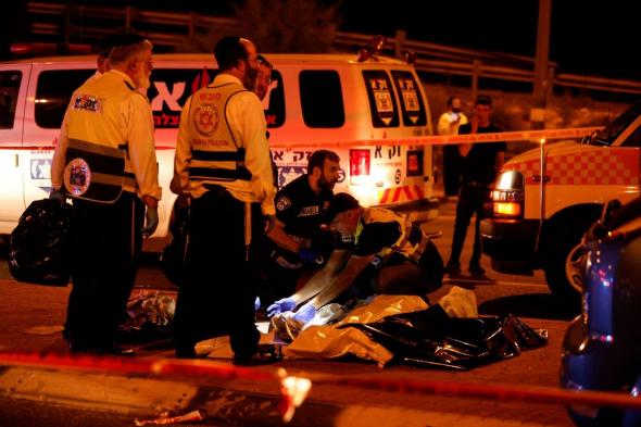 إصابة 3 إسرائيليين بجروح خطيرة في عملية طعن ومقتل المنفذ (فيديو)