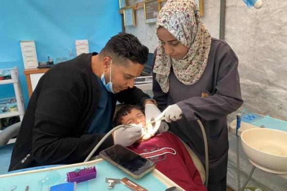 «دمرت إسرائيل عيادته».. طبيب أسنان في غزة يداوي مرضاه في خيمة
