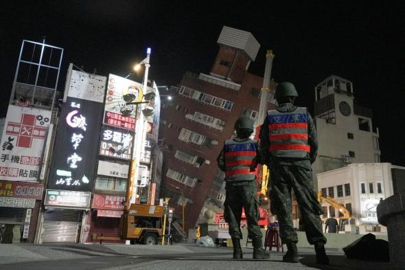 تايوان.. مذيعتان تترنحان على وقع الزلزال والنشرة مستمرة (فيديو)