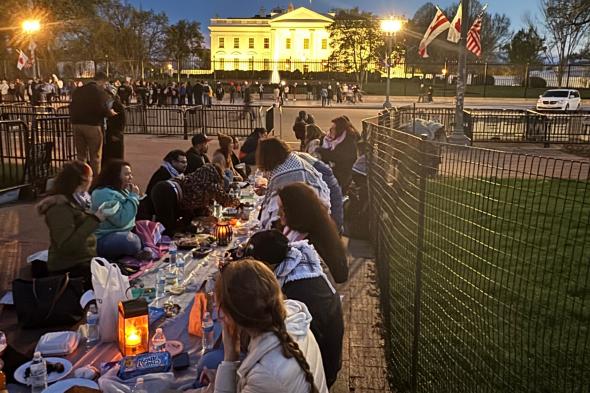 إفطار رمضاني جماعي احتجاجي عند أسوار البيت الأبيض - موقع الخليج الان
