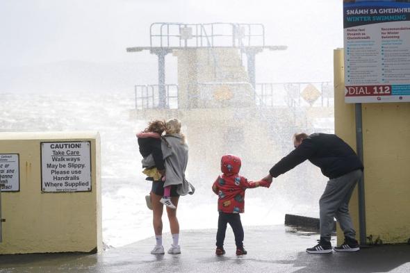 عاصفة "كاثلين" تلغي وتؤجل رحلات جوية في بريطانيا وإيرلندا