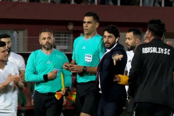 لاعبو أبو سليم الليبي يشتبكون مع حكم مباراة نهضة بركان (فيديو)