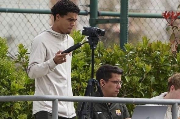 إحراج نجل رونالدينيو في مباراة لشباب برشلونة (صور)
