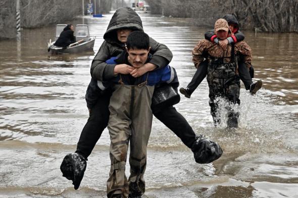 روسيا.. فيضانات "غير مسبوقة" تهدد حياة 19 ألف شخص (صور)