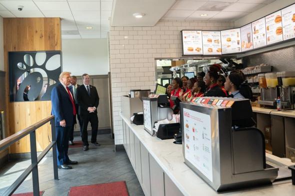 ترامب يفاجئ مطعما للوجبات السريعة (صور وفيديو)