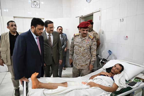 اليمن : قيادات في مجلس القيادة الرئاسي يقومون بهذه المهمة الإنسانية بقلب العاصمة المؤقتة عدن .. صور