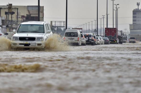 موجة أمطار واسعة النطاق تؤثر على دول الخليج