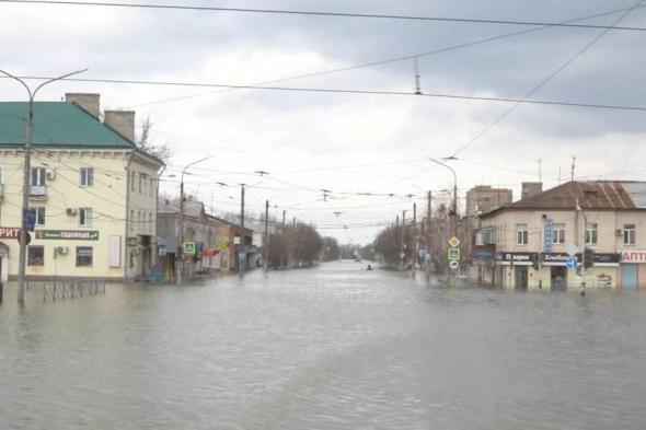 مياه الفيضانات تبدأ الانحسار بعدما غمرت 1000 منزل في روسيا