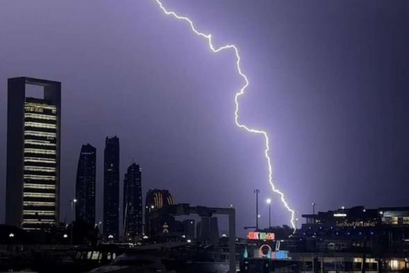 منخفض "المطير".. أمطار غزيرة وظلام دامس في الإمارات