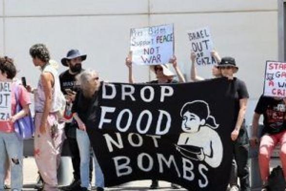 أسقطوا الطعام وليس القنابل.. احتجاجات أمام السفارة الأمريكية في تل أبيب