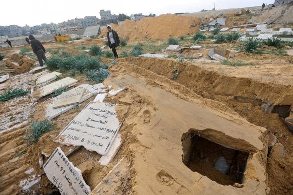 دفاع مدني غزة يكشف لـ"الخليج 365" تفاصيل المقابر الجماعية في القطاع
