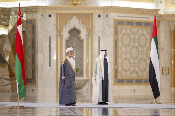 الرئيس الإماراتي يستقبل سلطان عُمان في أبوظبي