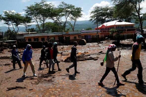 تسبب بمقتل الركاب.. سائق شاحنة يعبر نهرًا أثناء فيضانه في كينيا (فيديو)