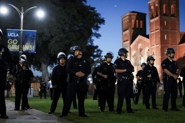 الشرطة تحتشد لإخلاء مخيم احتجاج مؤيد للفلسطينيين في جامعة كاليفورنيا