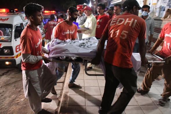 مقتل 20 شخصاً بحادث مروري في باكستان (فيديو)