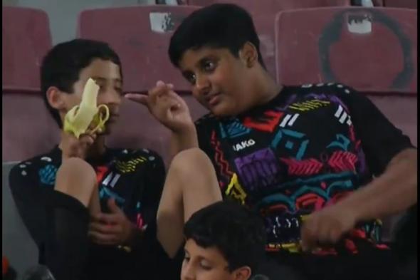 دعابة عفوية بين طفلين بملعب في قطر تثير تفاعلاً واسعاً (فيديو)