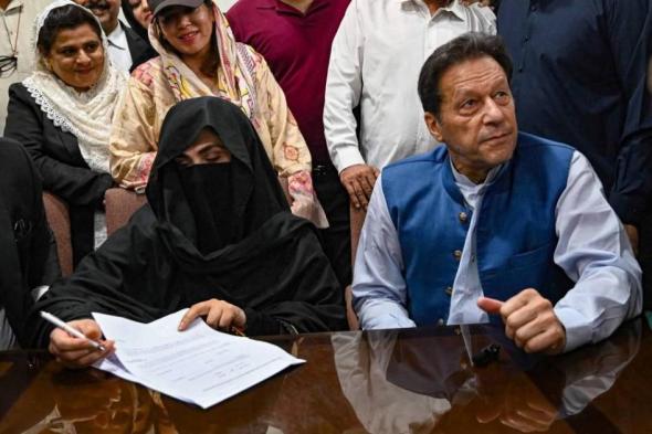باكستان.. محكمة تأمر زوجة عمران خان بالانتقال من الإقامة الجبرية إلى السجن