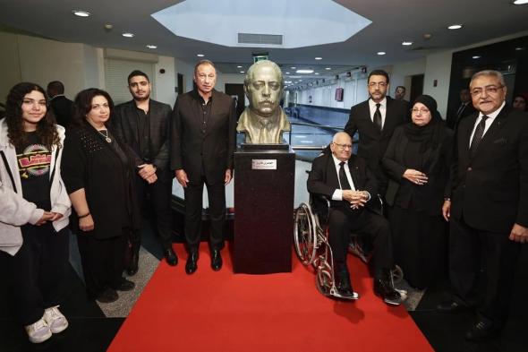 الكشف عن تمثال العامري فاروق في مقر النادي الأهلي (فيديو)
