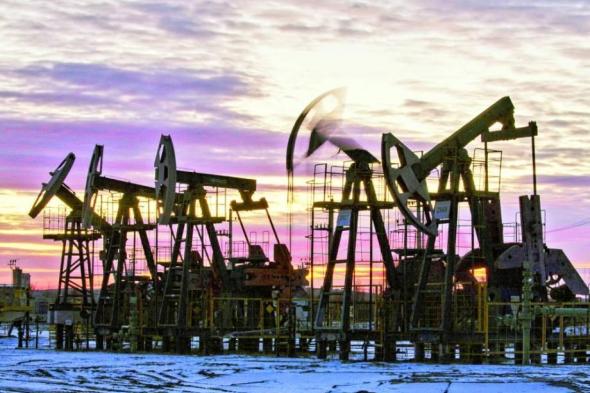النفط يرتفع مع تقلص مخزونات الخام الأمريكية وزيادة واردات الصين