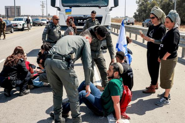 إسرائيليون يعرقلون شاحنات المساعدات المتجهة إلى غزة