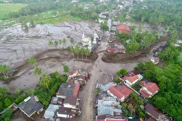 34 قتيلًا جراء فيضانات وبراكين في جزيرة سومطرة الإندونيسية