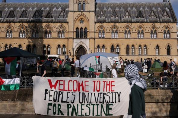 أكاديميون في "أكسفورد" يطالبون بتدريس طلبة غزة "عن بعد"