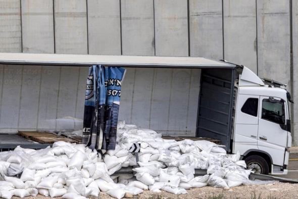 إسرائيليون يعتدون على قافلة مساعدات لغزة (صور)