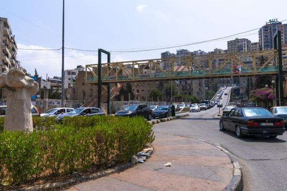 لبنان.. تراقص عاملة بمظهر "مخل" أمام المارة يثير الجدل