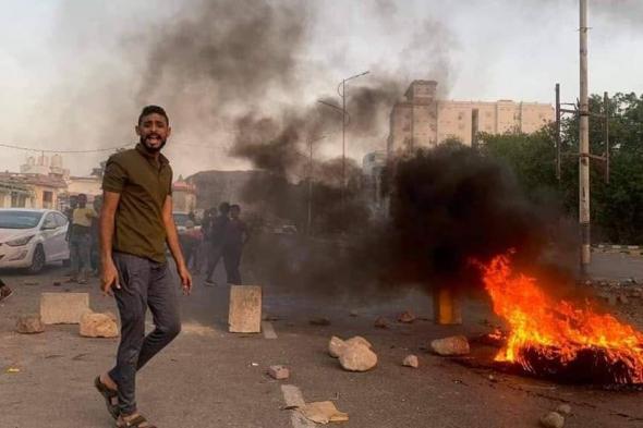 يمنيون يشعلون احتجاجات غاضبة في عدن بسبب تفاقم أزمة الكهرباء (فيديو)