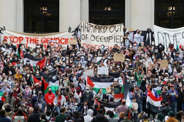 بعد رضوخ الجامعة.. طلبة "هارفارد" يفضون مخيمهم الداعم لغزة