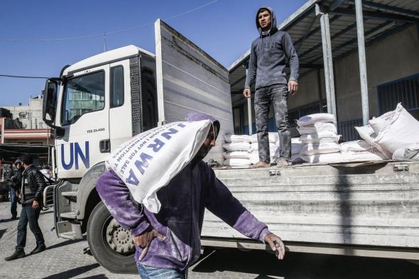 للمرة الأولى.. بريطانيا تنقل مساعدات لغزة عبر رصيف عائم