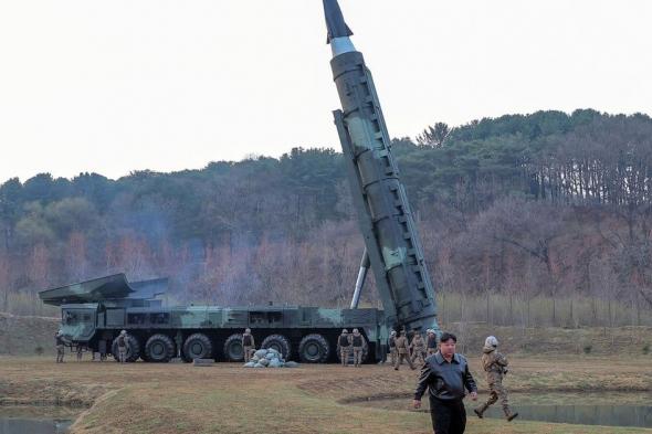 كيم يشرف على اختبار صاروخ بتكنولوجيا توجيه جديدة