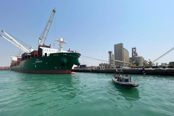 هيئة بحرية: إصابة سفينة بـ"جسم مجهول" في البحر الأحمر