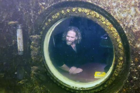 رجل يعيش تحت الماء 93 يوما ويخرج أصغر سنا