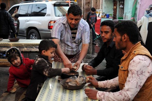 مطعم يمني يقلد مقهى سعوديًا بتقديم وجبات مجانية مقابل رقص الزبائن (فيديو)