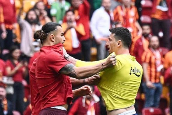 «ديربي تركيا» يبدأ بمشاجرة عنيفة بين اللاعبين