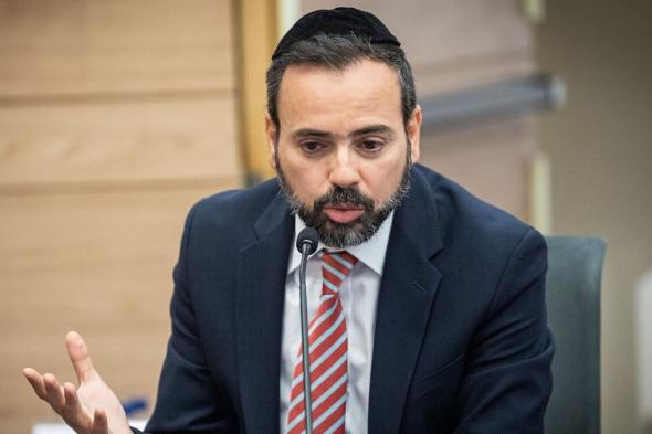 فتح ظرفًا مشبوهًا.. أمن الكنيست الإسرائيلي يُخرج وزير الصحة من مكتبه