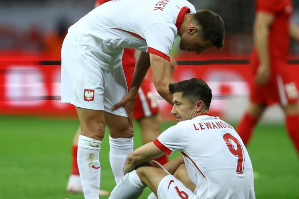 ليفاندوفسكي يخرج مصابا ويثير قلق جماهير بولندا قبل يورو 2024