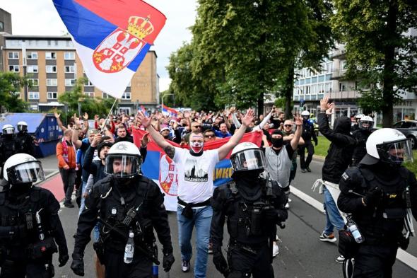 اشتباكات عنيفة بين مشجعي إنجلترا وصربيا (فيديو)